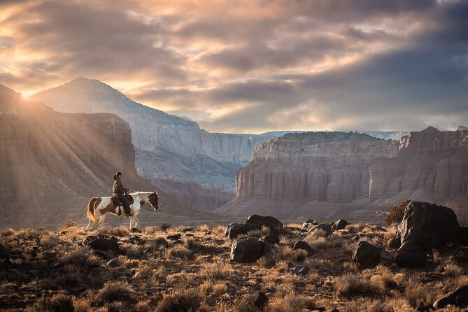 2-Hour Horse Rides Capitol Reef - Windgate Tunnel and the Petrified Forest