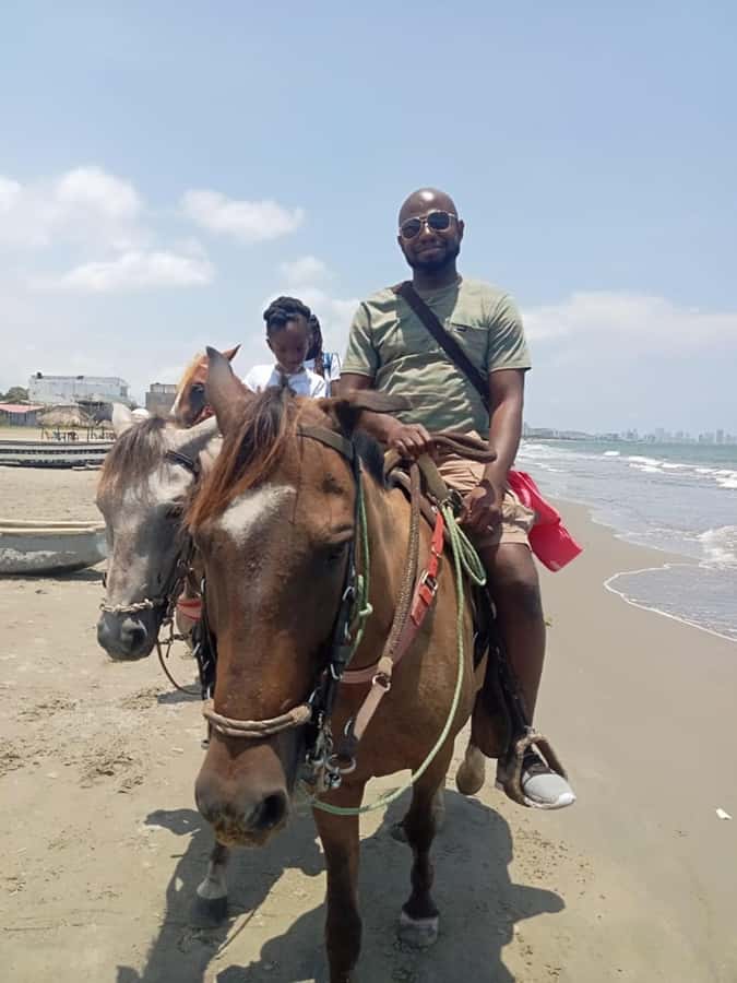 Cartagena: Horse Riding on the Beach with Photos and Lunch - Lunch, beer, and time at Hostal la Boquilla