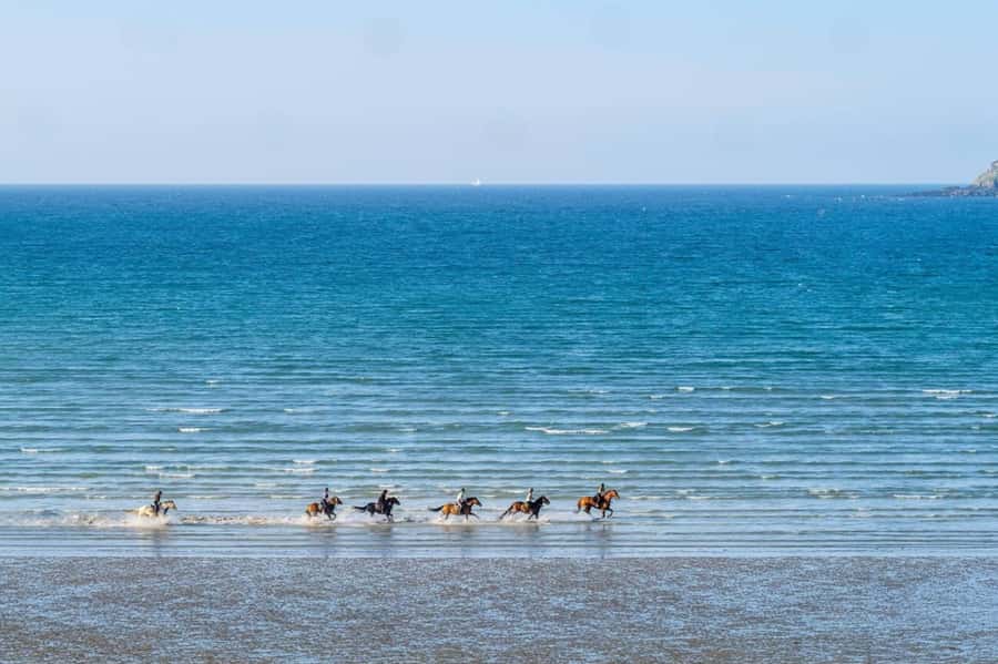 Casablanca: Beach Horseback Riding with Hotel Transfers - Beach views, sunset, and the less polished side