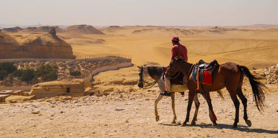 Giza: Arabian Horse Tour Around the Giza Pyramids - What the desert setting adds