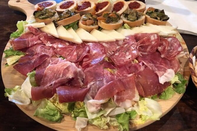 Horseback ride and gourmet cuisine in a historic food shop - A note about the carriage and vineyard version