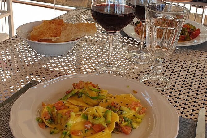 Horseback ride and gourmet cuisine in a historic food shop - The Tuscan lunch is more than a quick stop