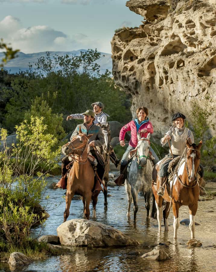 HORSEBACK RIDING EXPERIENCE - CAÑADONES & SADDLES - Returning to the estancia