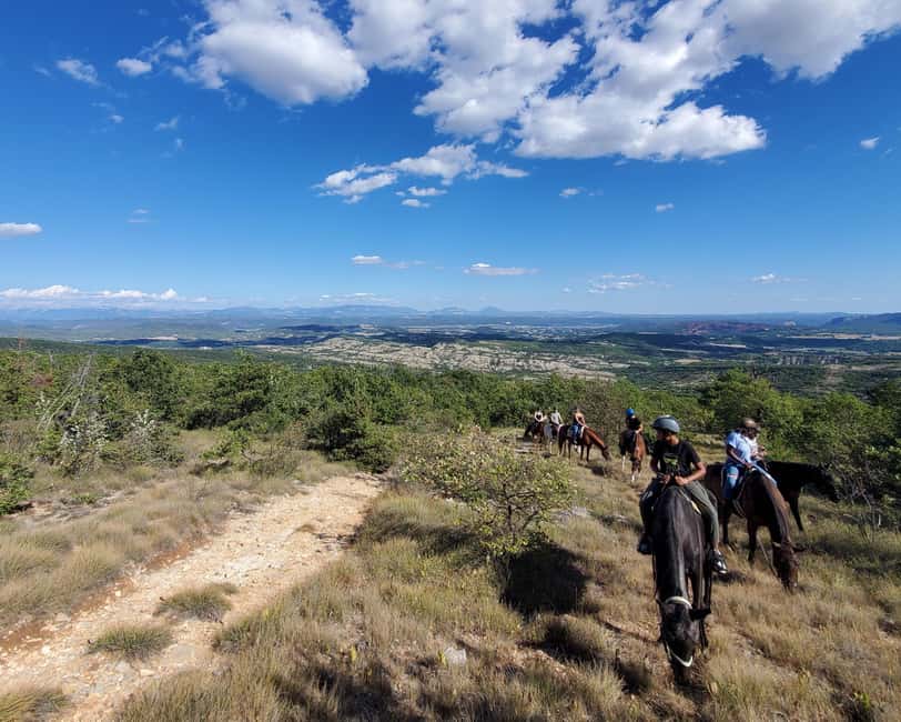 Horseback riding in Provence Luberon - Meeting the horses and getting ready to ride