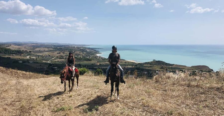 Horseback riding in the beaches of Sciacca - Learning the Parelli approach before the ride
