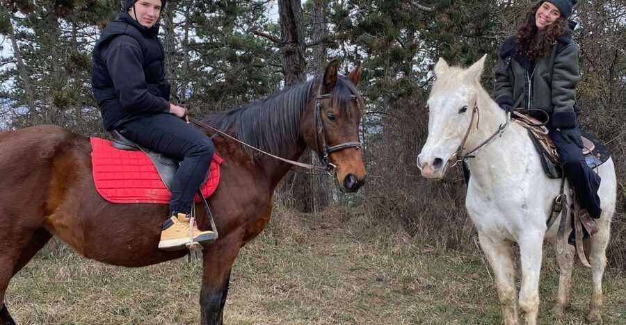Horseback riding tour near Prague - Meeting the horses at Lucký mlýn 1577