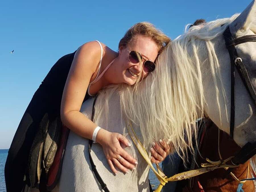 Hurghada: Desert and Sea Horseback Riding Tour with Transfer - Reaching the Red Sea by Horse