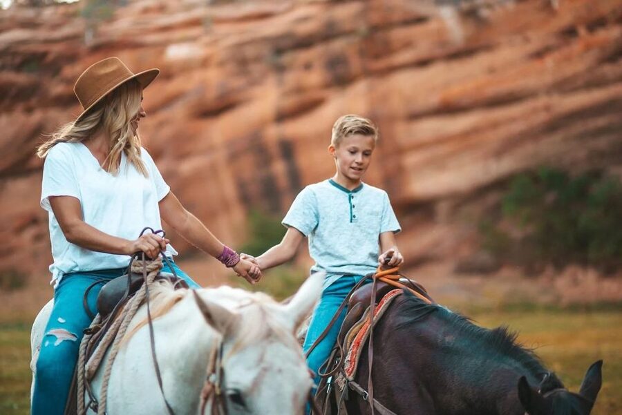 Kanab: Cave Lakes Canyon Horseback Riding Experience - The red rock scenery is the main event