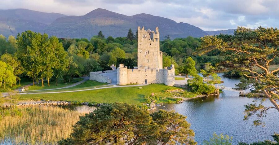Killarney: Gap of Dunloe Pony, Trap & Traditional Boat Tour - Kate Kearney’s Cottage and the road into the gap