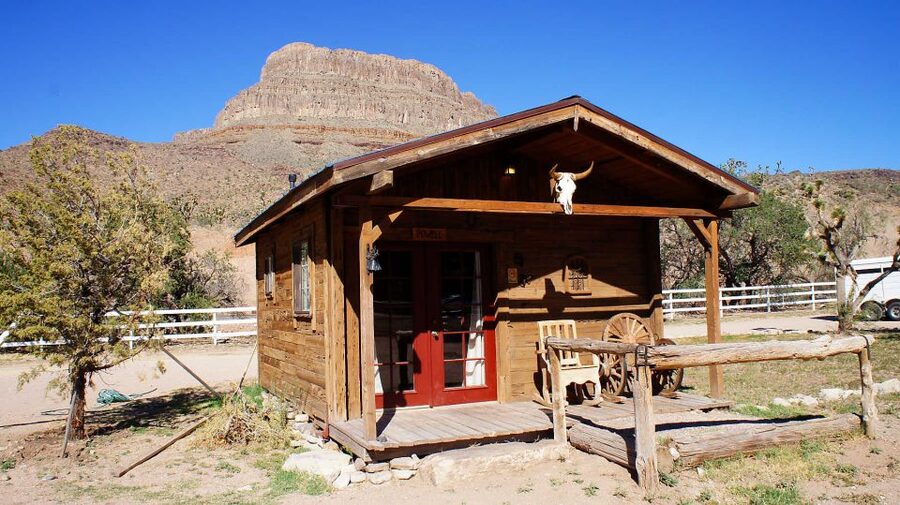 Las Vegas: Grand Canyon Ranch Tour with Horseback/Wagon Ride - Hoover Dam in a 15-minute snapshot