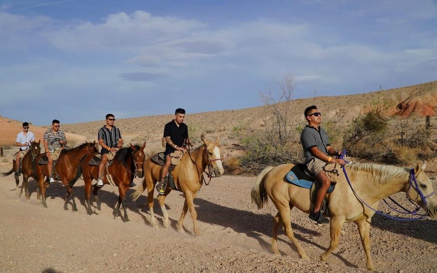 Las Vegas: Horseback Riding Tour with Lunch - Riding Through the Desert