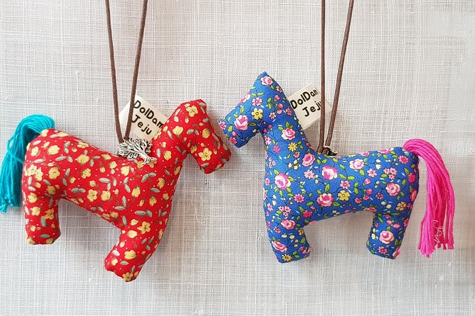 Making Jeju Pony Doll at Peaceful Seaside cafe - A seaside cafe rather than a busy workshop
