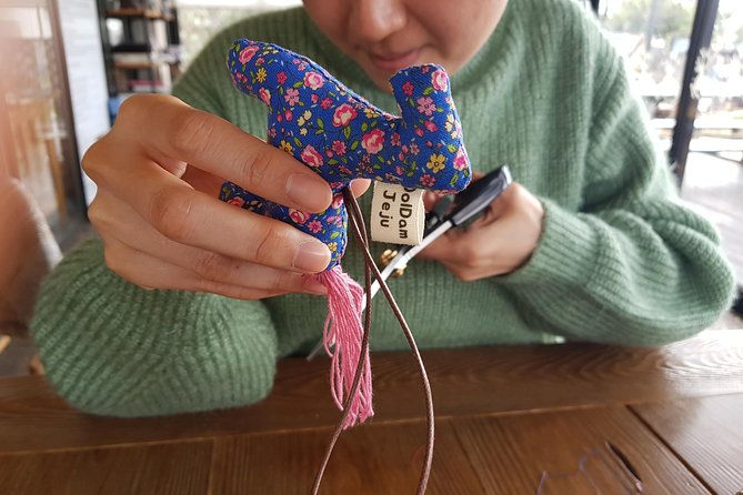 Making Jeju Pony Doll at Peaceful Seaside cafe - Arriving at Doldam B&B in Daepyeongri