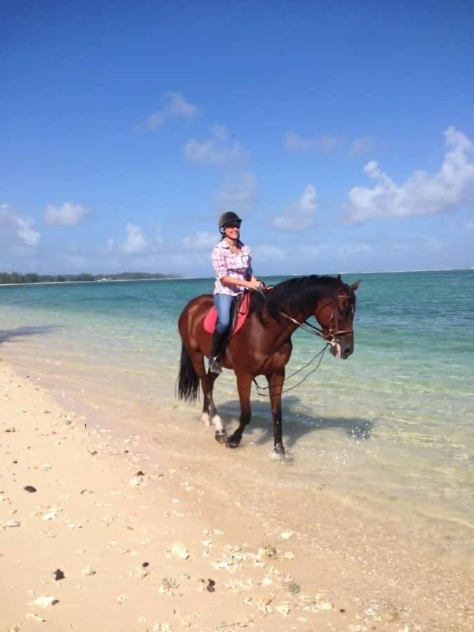 Mauritius: Horse riding on the deserted beach of Riambel - How the staff support different riders