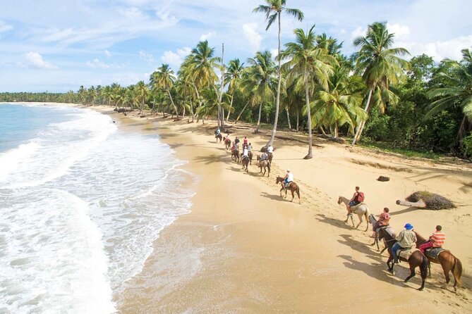 Montaña Redonda & Horseback Riding 2-in-1 Tour from Punta Cana - Dominican lunch above the coast