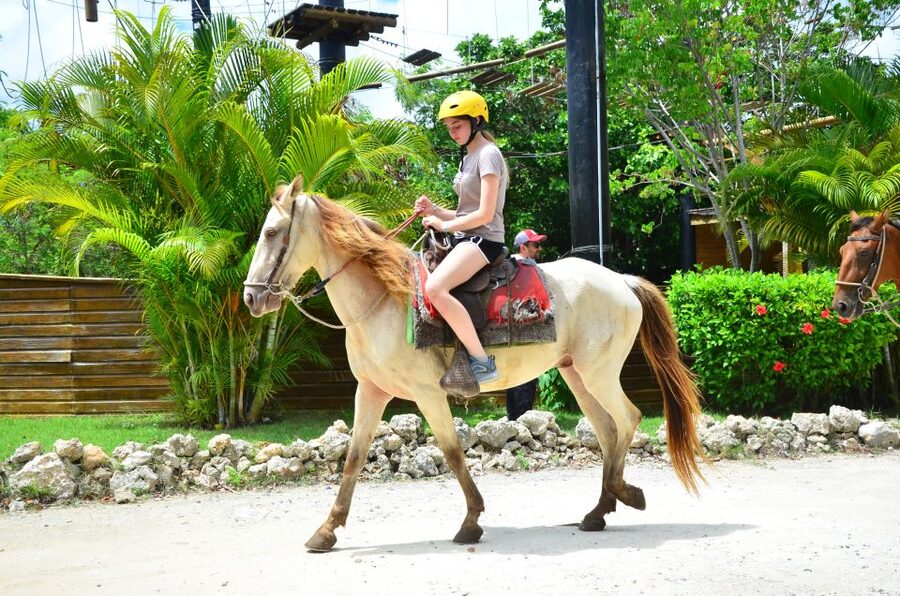 Punta Cana: Bávaro Adventure Park Horse Riding & Waterfalls - Lunch and the pause between activities