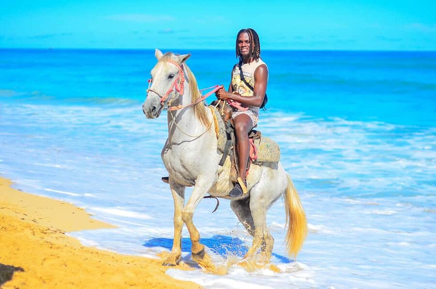Punta Cana: Macao Beach & Forest Horseback Riding Tour - Coffee, souvenirs, and the short local stop