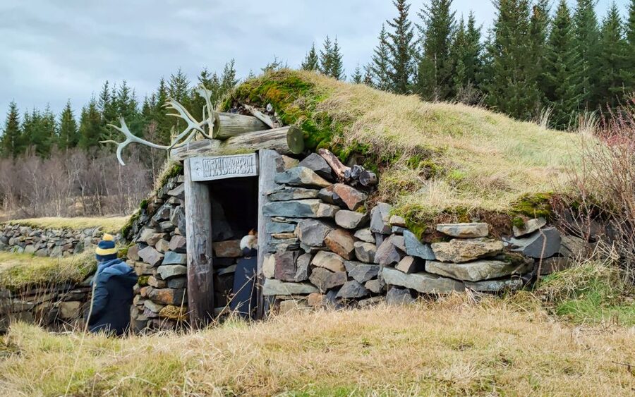 Reykjavik: Lava Cave, Hot Springs, Horses & Waterfalls Tour - Reykholt and the small pool of Snorralaug