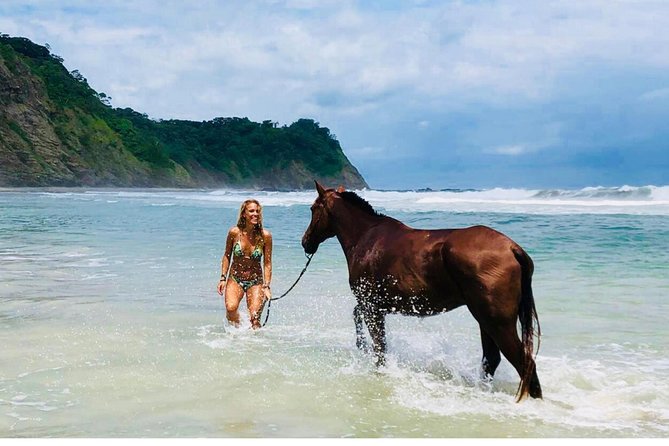 Safari & Barigona Beach on horseback - Crossing rivers and forest trails