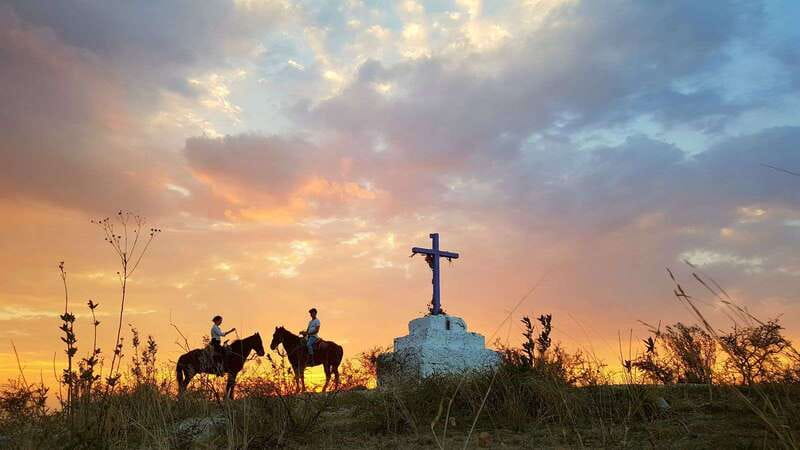 San Miguel: Romantic Horseback Riding at Sunset - Entering Colonia San Antonio after sunset