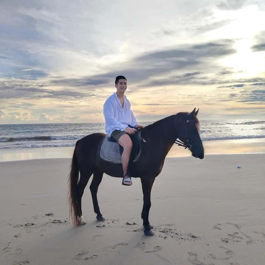 Seminyak Beach Horse Riding Experience - Meeting the horses at Seminyak Beach