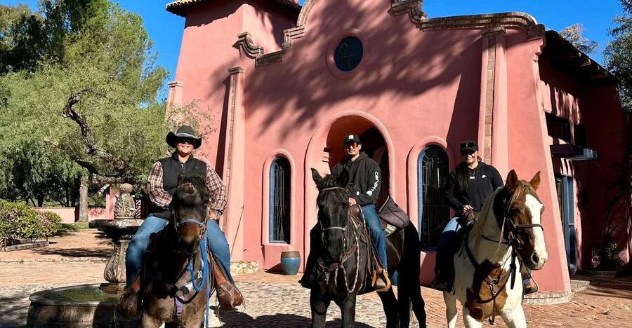 Tuscon: Rancho Cerros Horseback Riding Tout with Great Views - Saddling up and meeting your horse