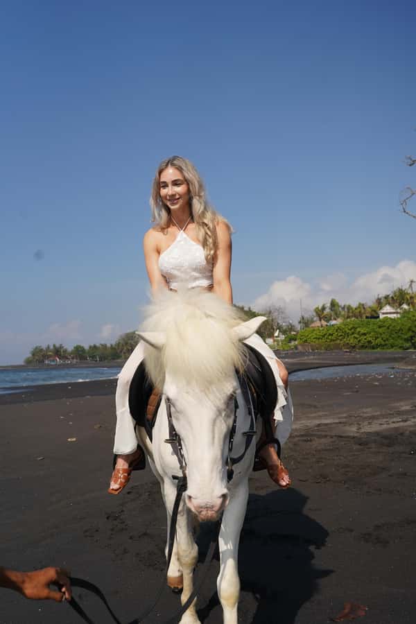 Ubud: 1 Hour Beach Horse Riding with Transfer - Meeting Your Horse at the Stables